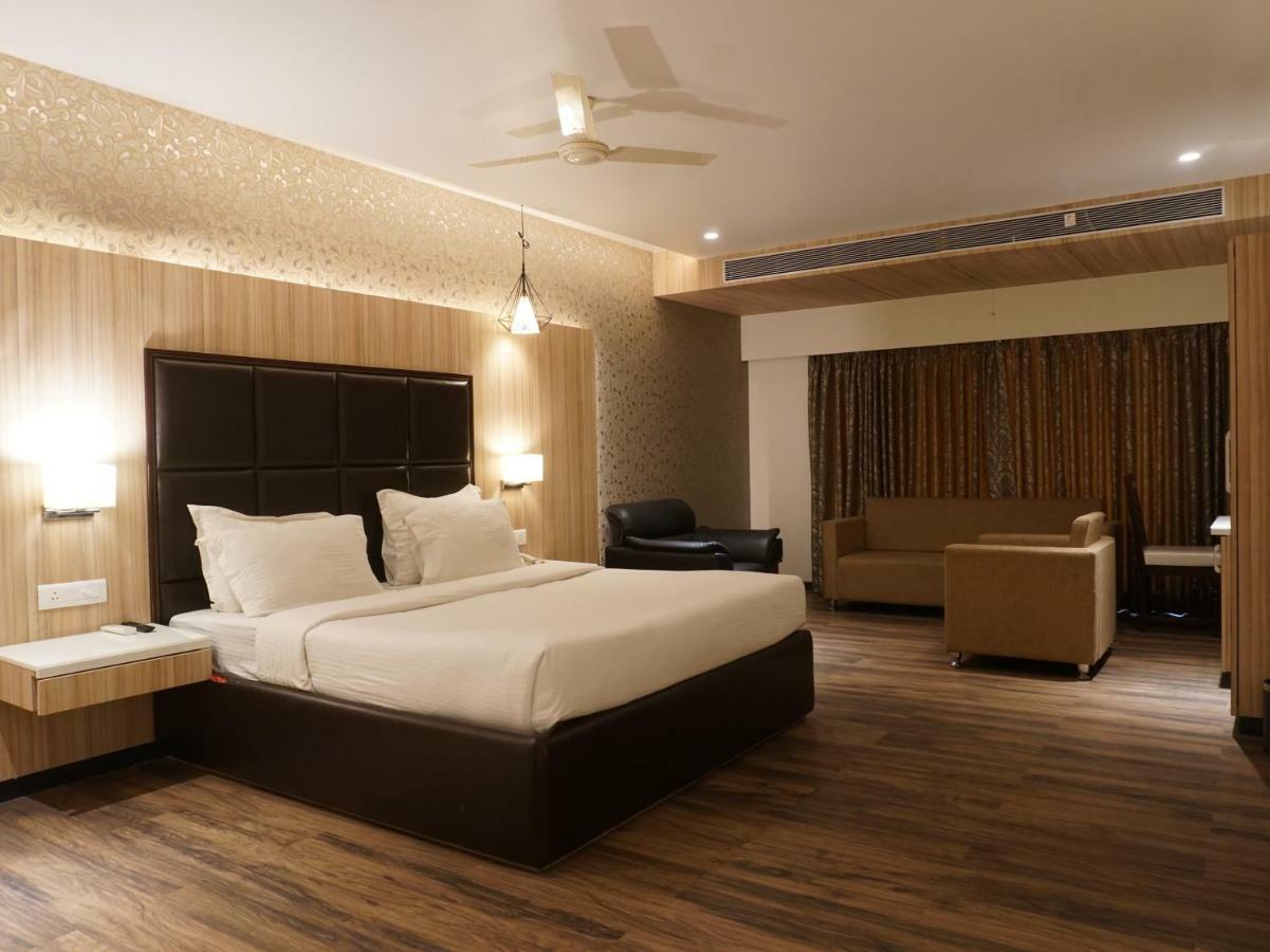 Palette Four Seasons Recreation Resort Jalgaon Buitenkant foto