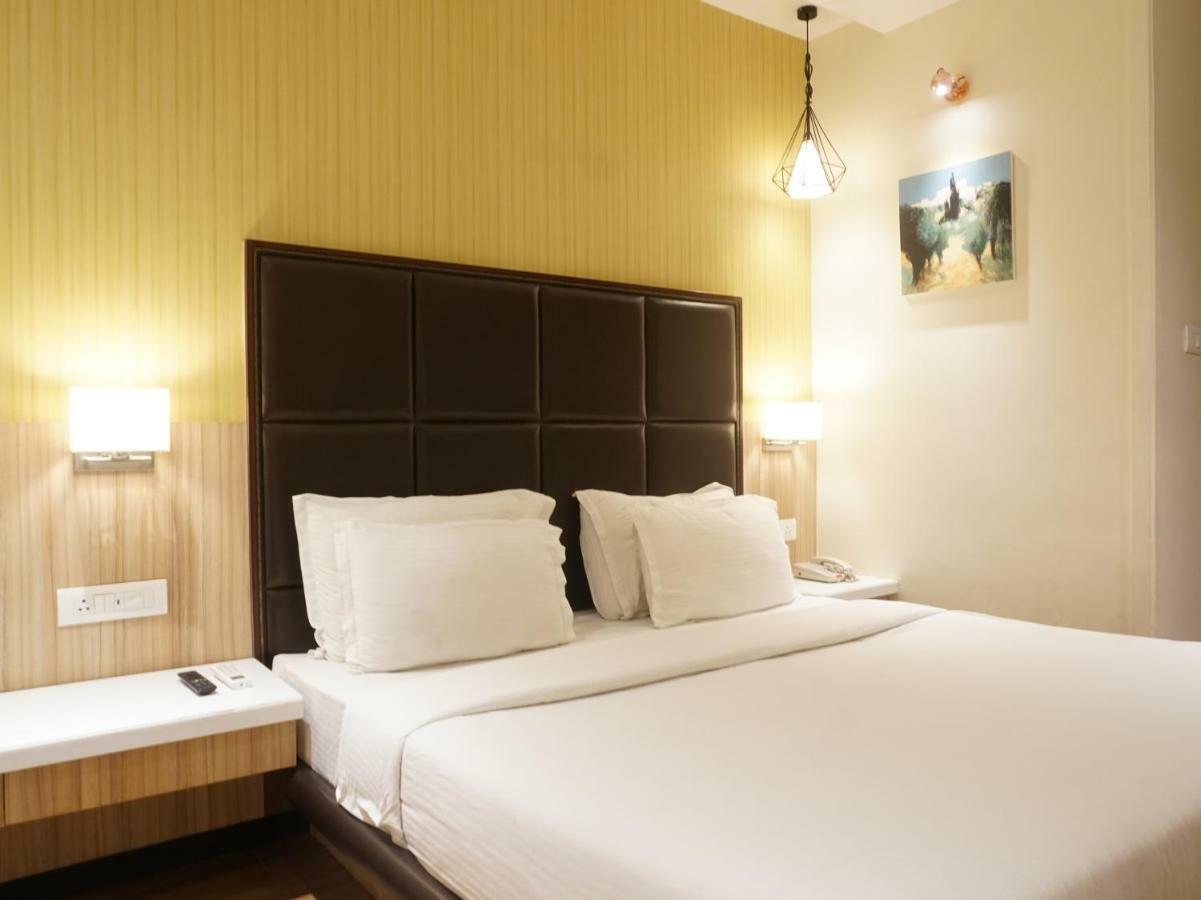 Palette Four Seasons Recreation Resort Jalgaon Buitenkant foto