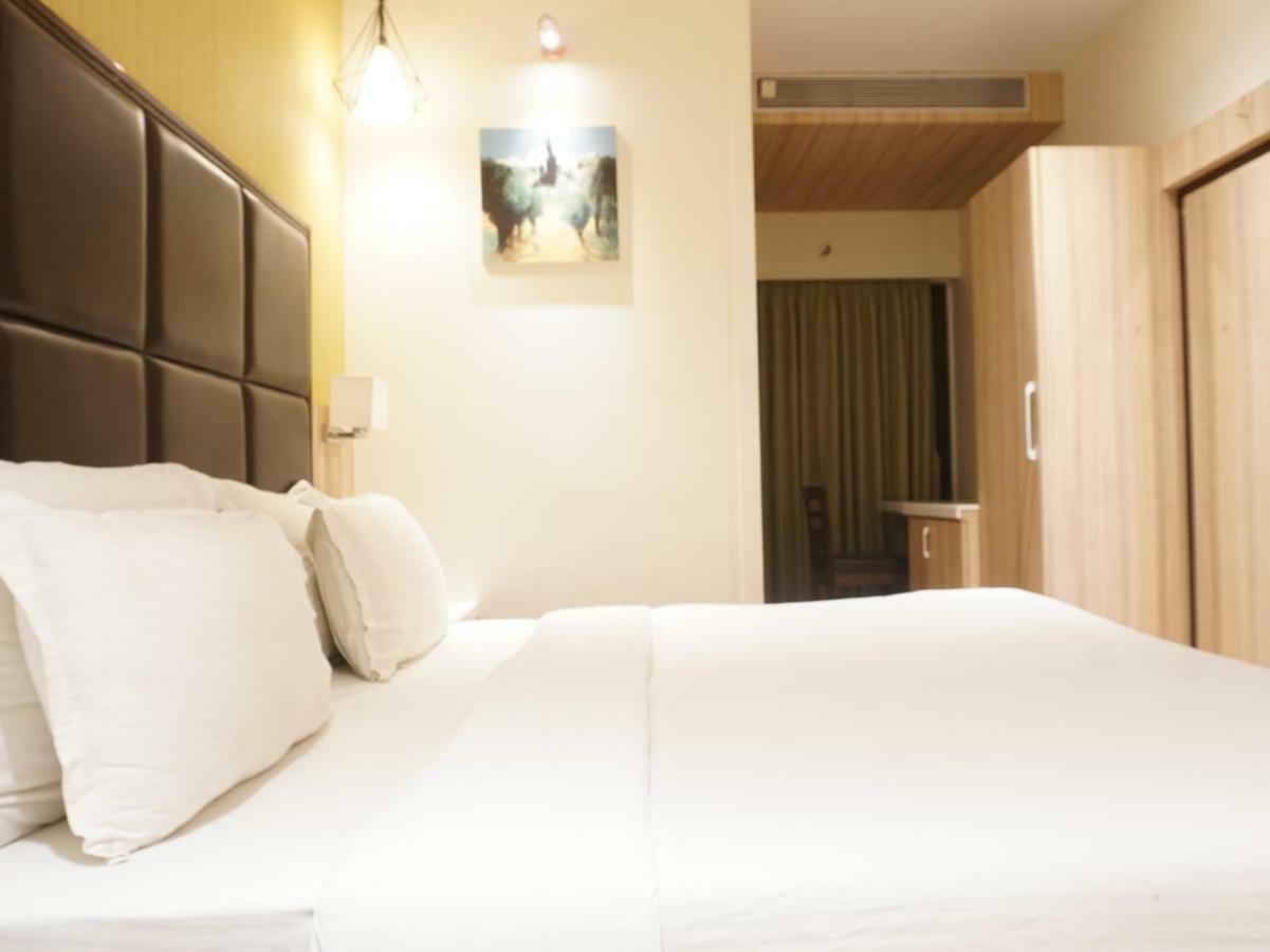 Palette Four Seasons Recreation Resort Jalgaon Buitenkant foto