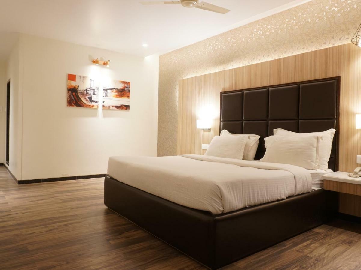 Palette Four Seasons Recreation Resort Jalgaon Buitenkant foto