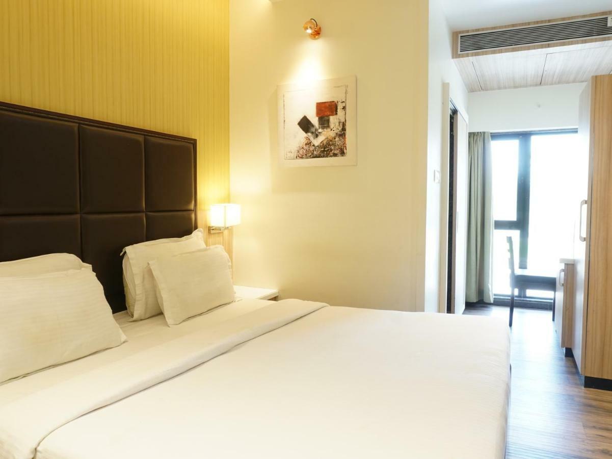 Palette Four Seasons Recreation Resort Jalgaon Buitenkant foto