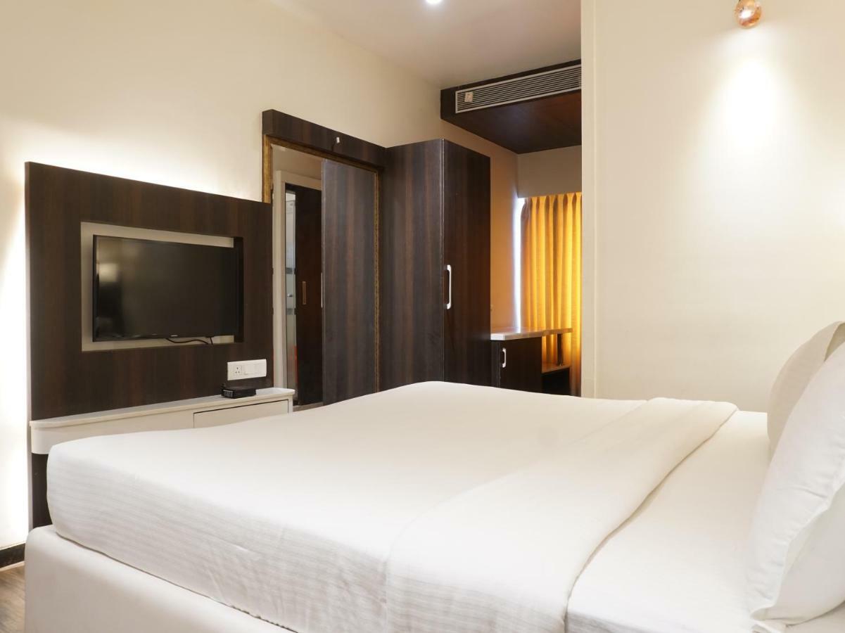 Palette Four Seasons Recreation Resort Jalgaon Buitenkant foto