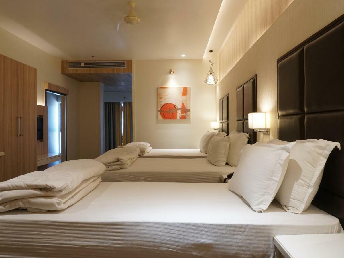 Palette Four Seasons Recreation Resort Jalgaon Buitenkant foto