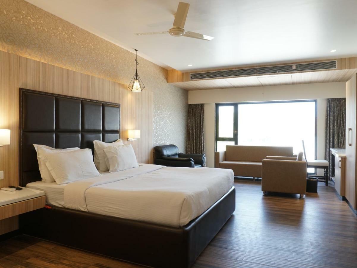 Palette Four Seasons Recreation Resort Jalgaon Buitenkant foto