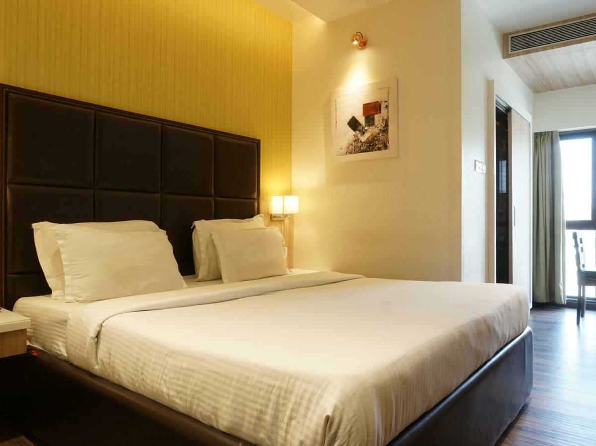 Palette Four Seasons Recreation Resort Jalgaon Buitenkant foto