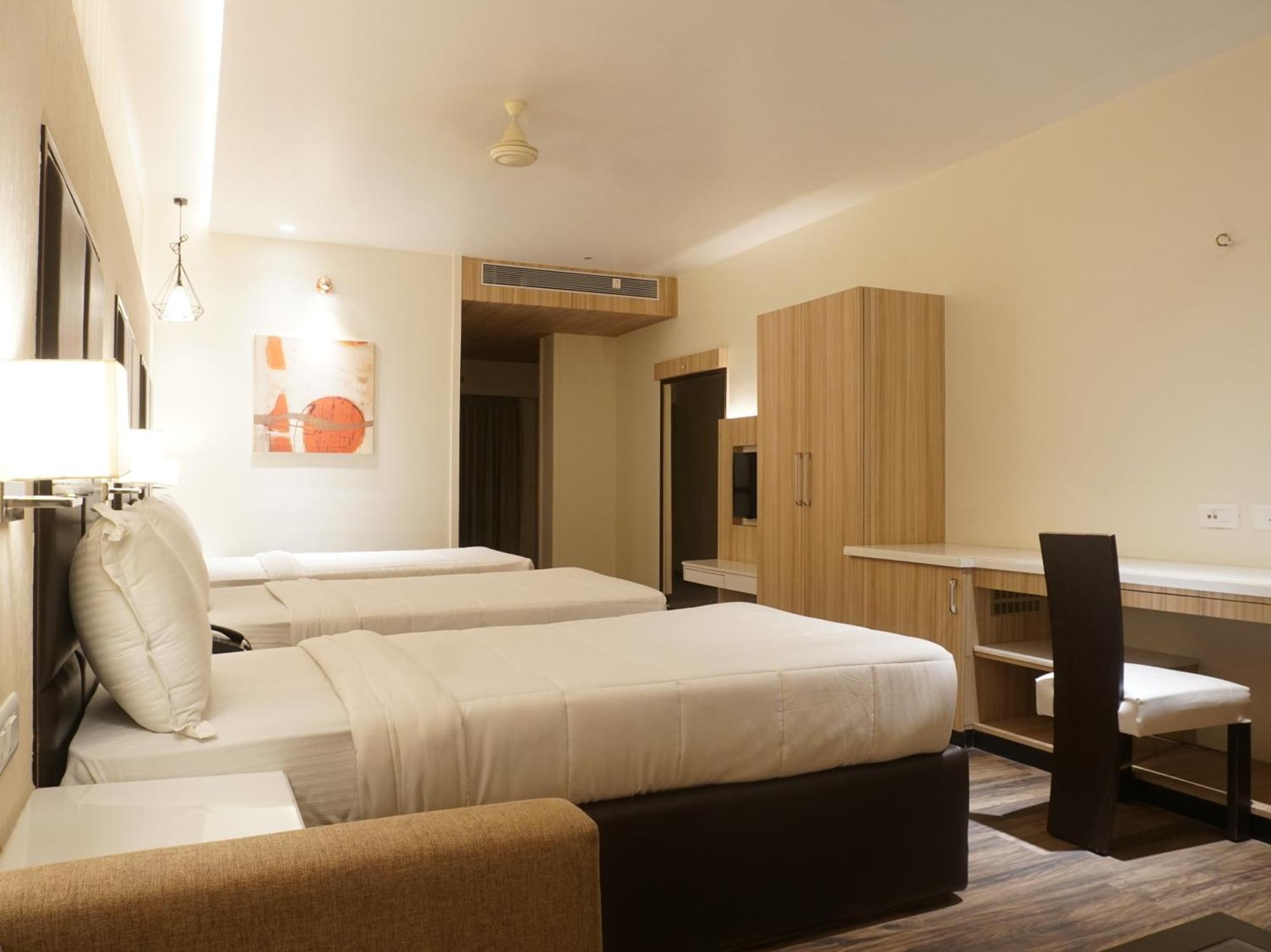 Palette Four Seasons Recreation Resort Jalgaon Buitenkant foto