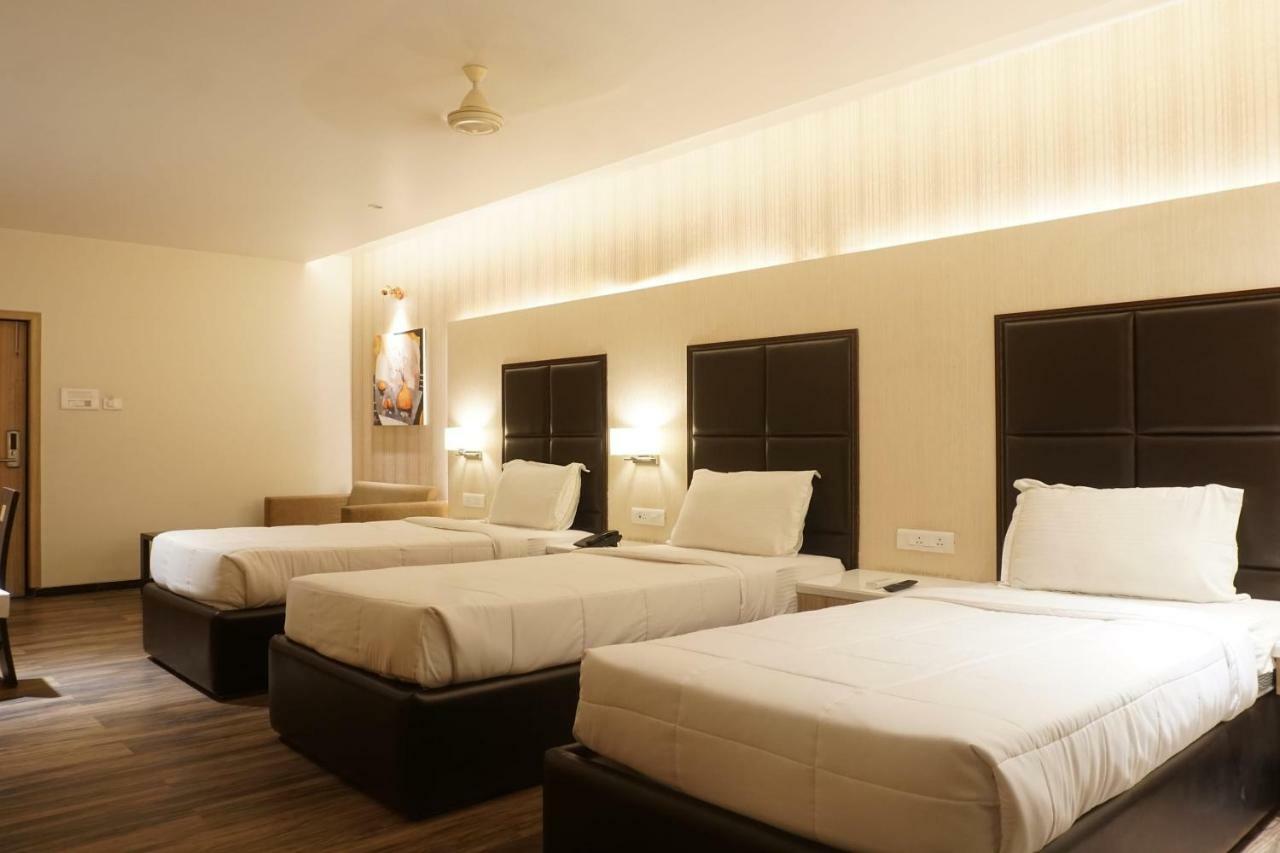 Palette Four Seasons Recreation Resort Jalgaon Buitenkant foto