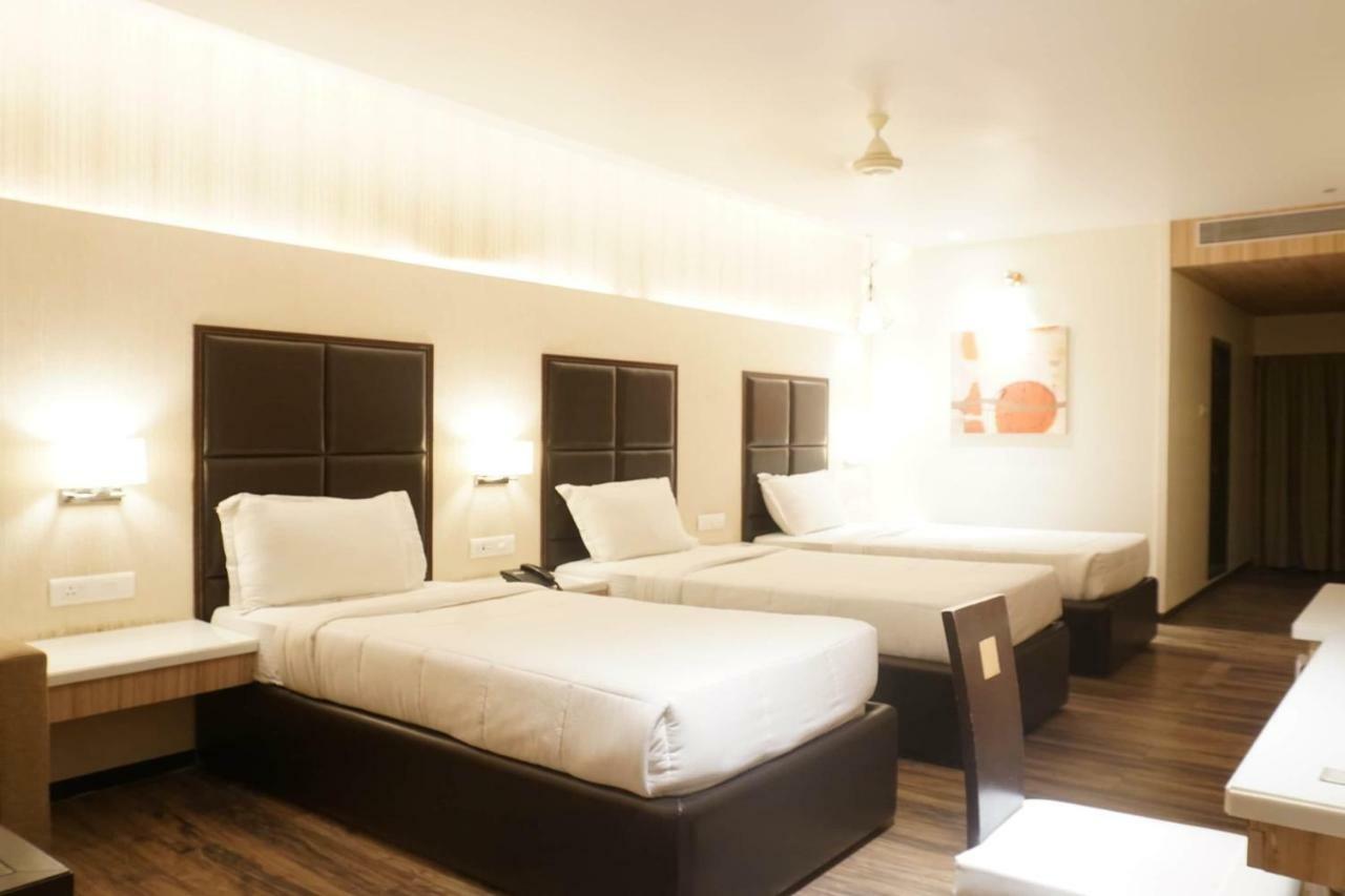 Palette Four Seasons Recreation Resort Jalgaon Buitenkant foto