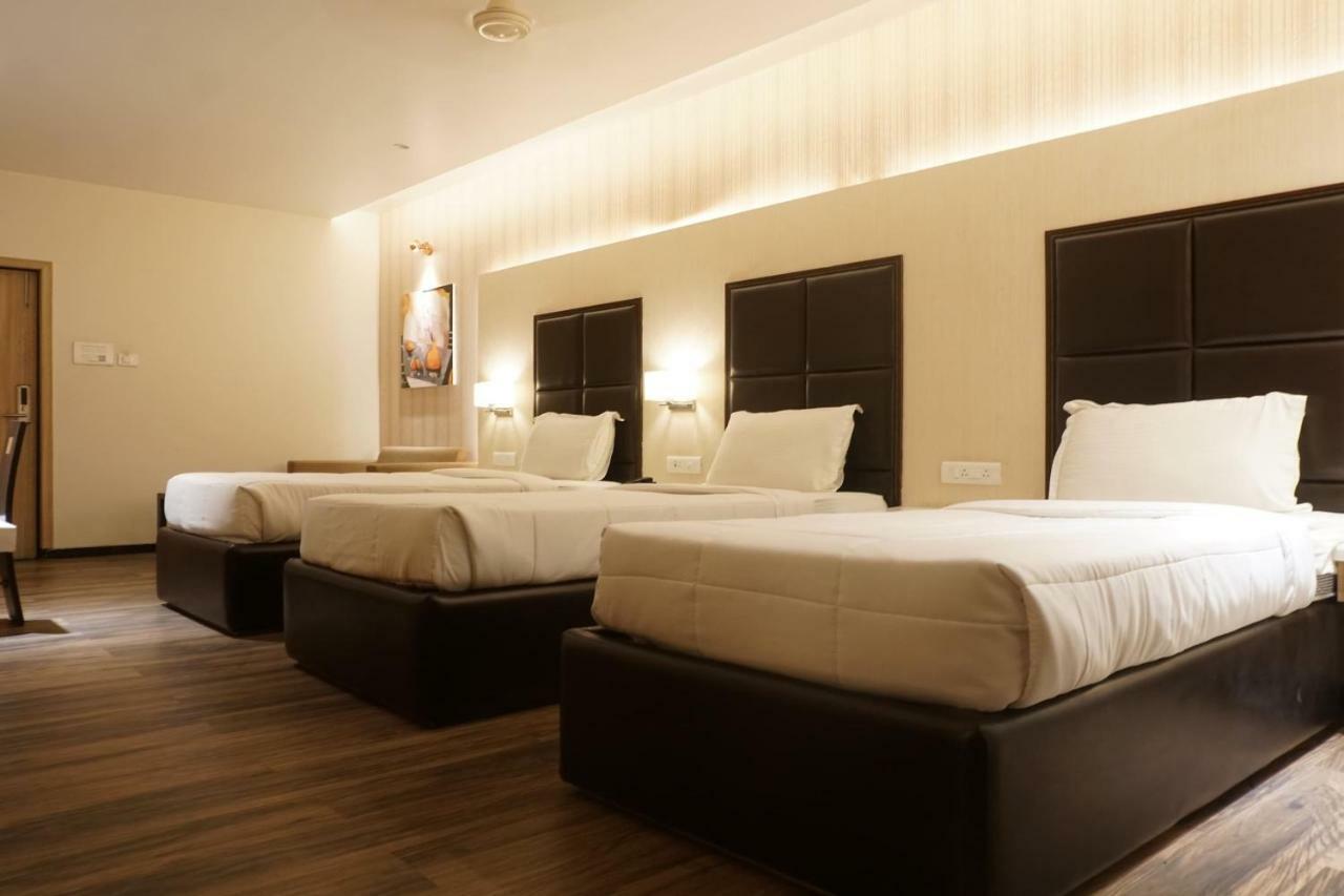 Palette Four Seasons Recreation Resort Jalgaon Buitenkant foto